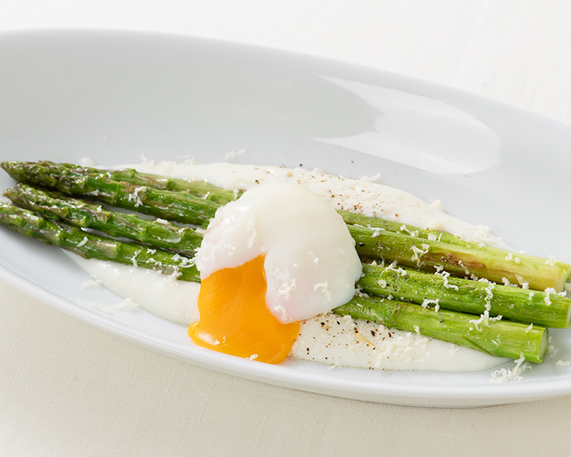 伏せ込みアスパラガスのグリル半熟卵添え