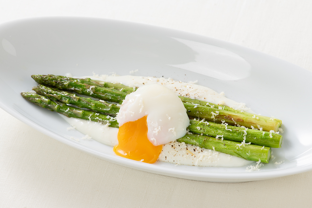 伏せ込みアスパラガスのグリル半熟卵添え