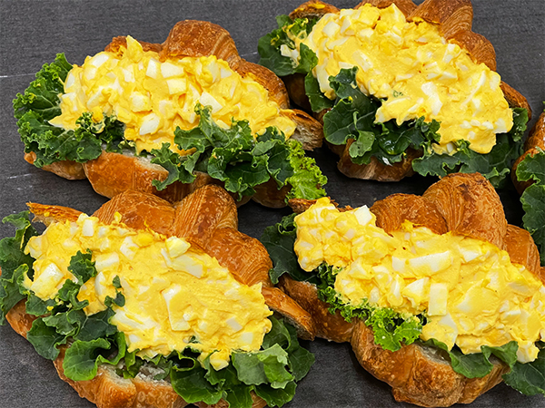 ケールとたまごのクロワッサンサンド