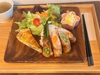 伏せ込みアスパラと雪の下大根と人参の肉巻き