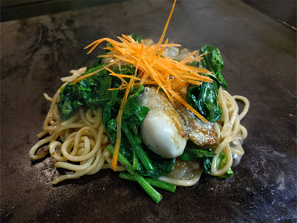 ちぢみほうれん草と雪の下にんじんの牡蠣塩焼きそば