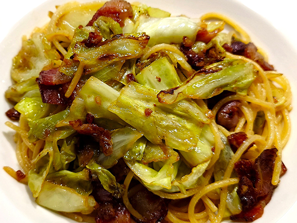 雪の下キャベツと自家製ベーコンのパスタ