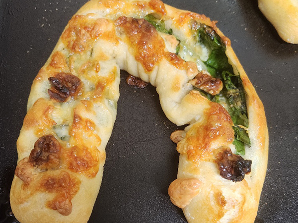馬蹄型ちぢみほうれん草のくるみチーズパン(干支のフランスパン)