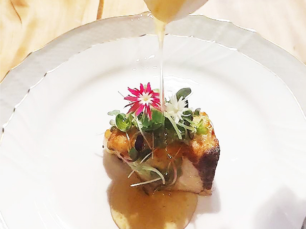 雪の下大根餅とイタリア産チーズのフリコ（おやき）　低温調理した鰤のソテー　柚子風味のコンソメ餡をかけて